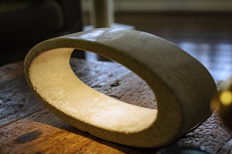 Dekorativ ringobjekt av sten på ett träbord