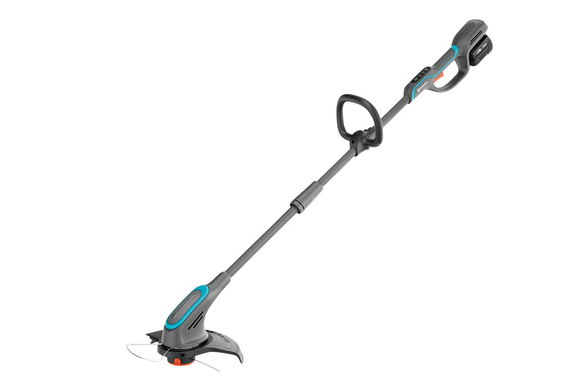 Batteridriven grästrimmer från Gardena med teleskopskaft, justerbart extrahandtag och växtskyddsbygel.