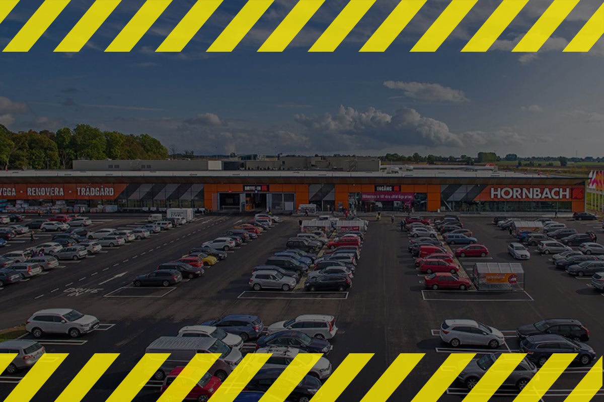 Hornbach byggvaruhus med parkeringsplats utomhus