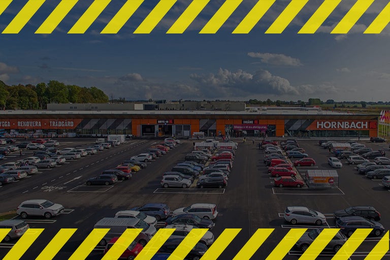 Hornbach byggvaruhus med parkeringsplats utomhus