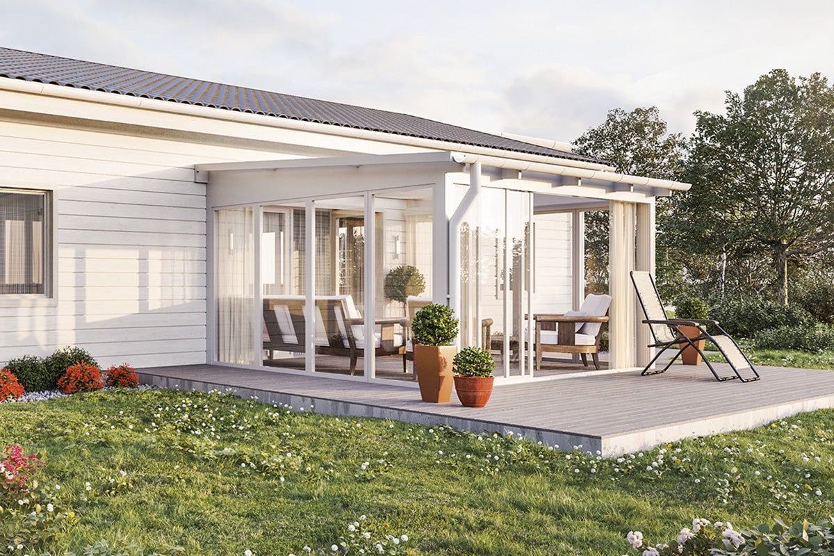 Veranda med glasfront, terrass med trädgårdsmöbler och gräsmatta
