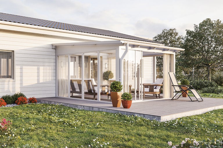 Veranda med glasfront, terrass med trädgårdsmöbler och gräsmatta