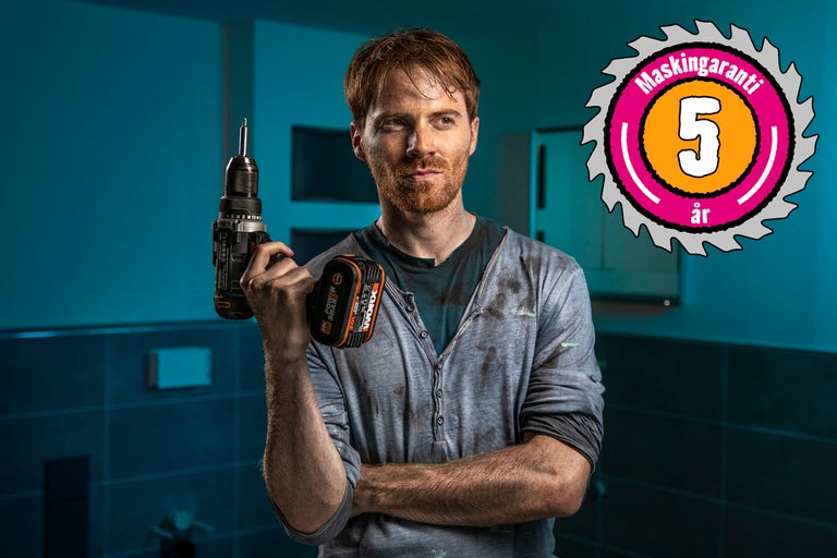 Man med en batteridriven borrskruvdragare från Worx och sigill för 5 års maskingaranti.