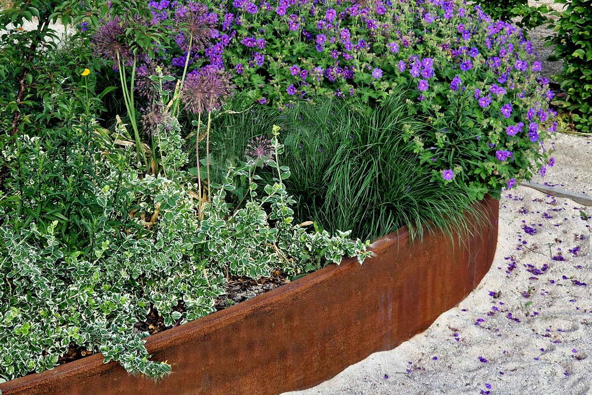 Oslingslåda i cortenplåt i trädgården