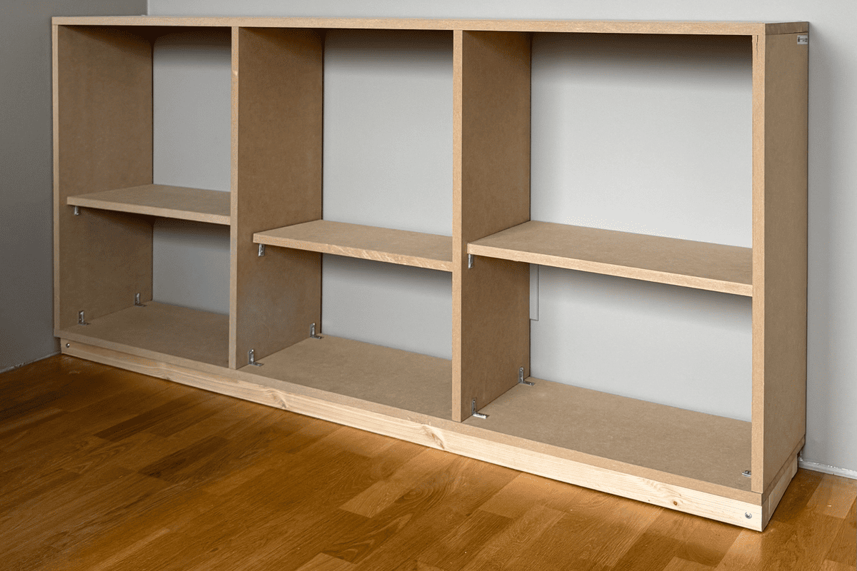 Öppen trähylla med flera fack