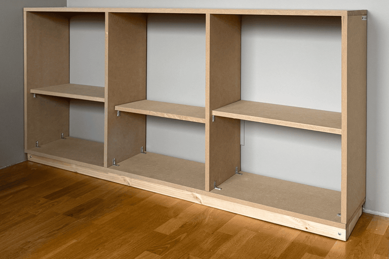 Öppen trähylla med flera fack