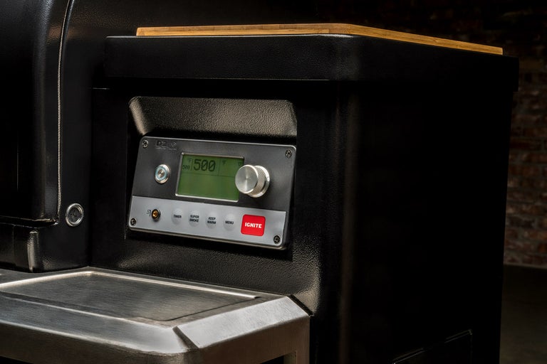 Detaljvy av en svart grill med digital temperaturdisplay och kontroller