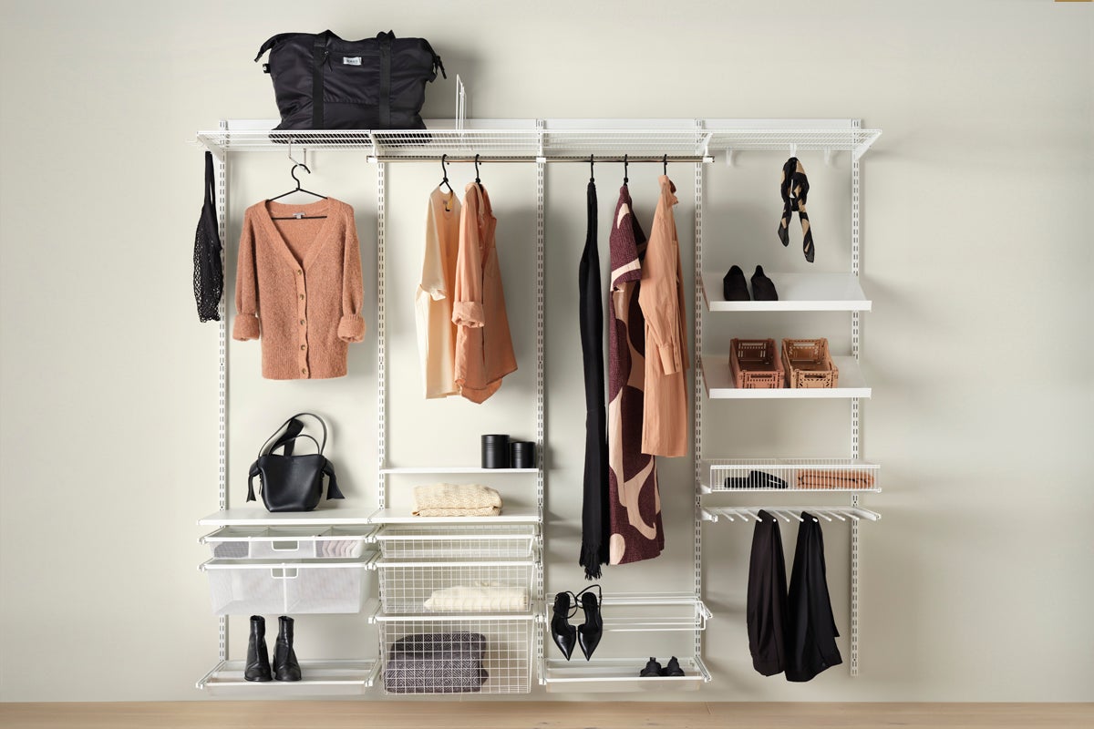 Öppet skåpsystem med kläder, skor och accessoarer