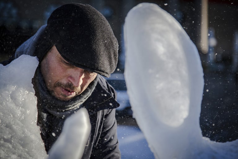 Man formar en skulptur av is