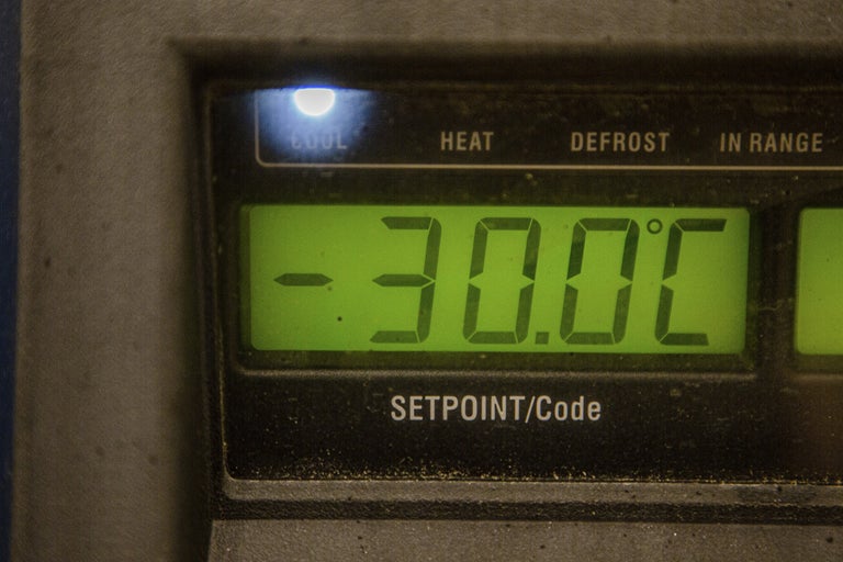 Elektronisk display med en temperatur på minus 30 grader Celsius