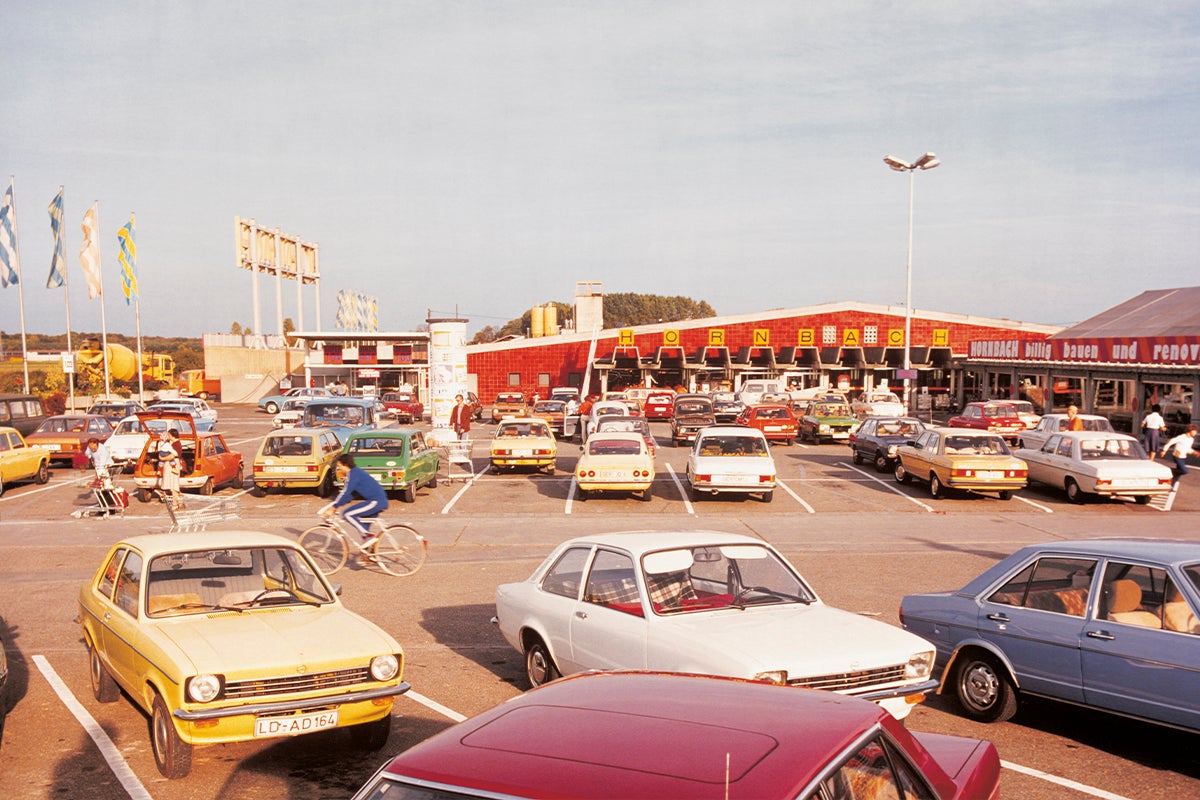 Historisk bild av en Hornbach-byggmarknad med en parkeringsplats full av bilar
