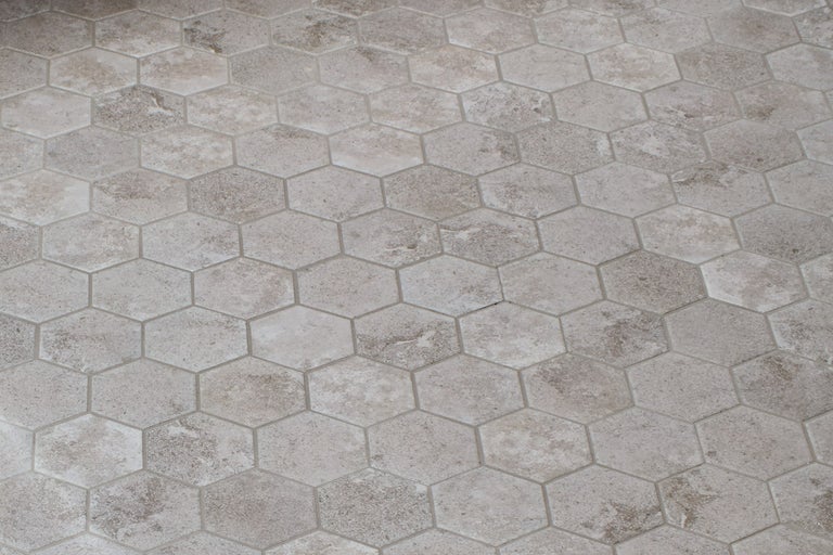 Golv belagt med hexagonala plattor