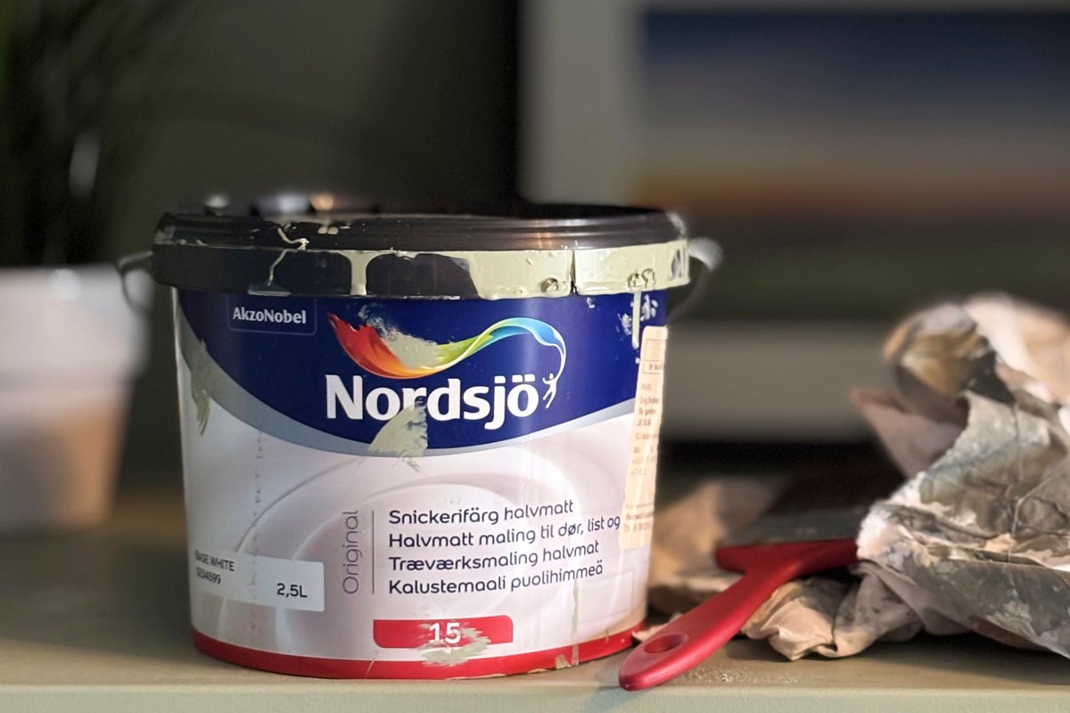 Nordsjö Original snickerifärg halvmatt i 2,5 liters hink för dörrar och lister med AkzoNobel logotyp.