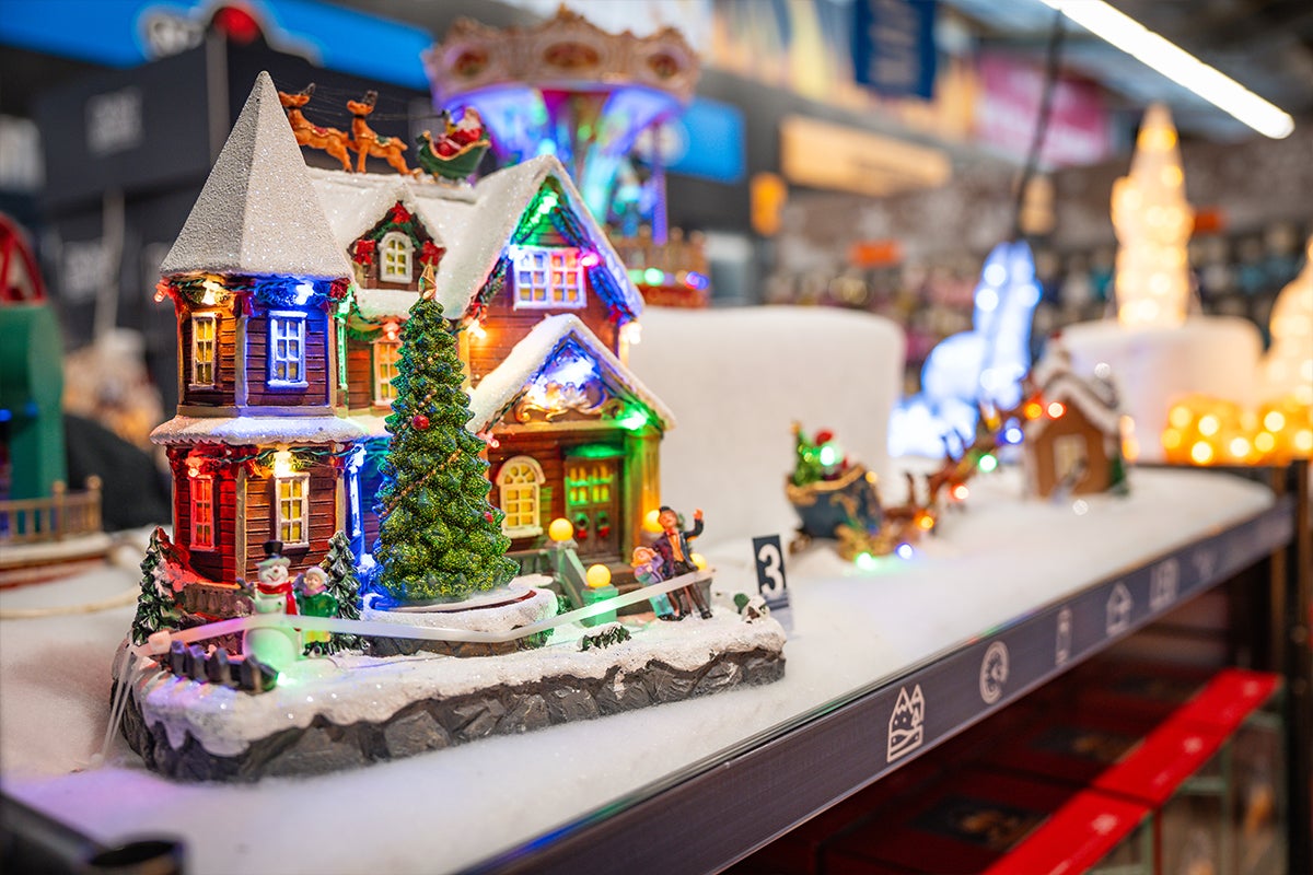 Belyst julby med hus, figurer och julgran