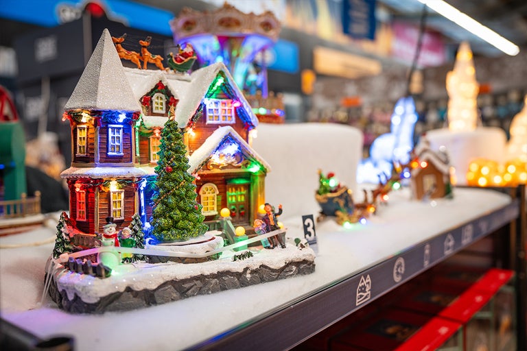 Belyst julby med hus, figurer och julgran