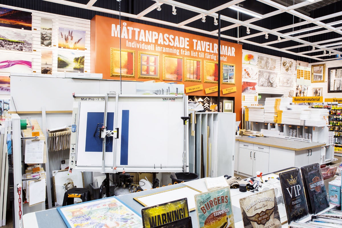 Översikt över en Hornbach-butik, specifikt avdelningen för bildramar och tillbehör för individuell bilddesign.