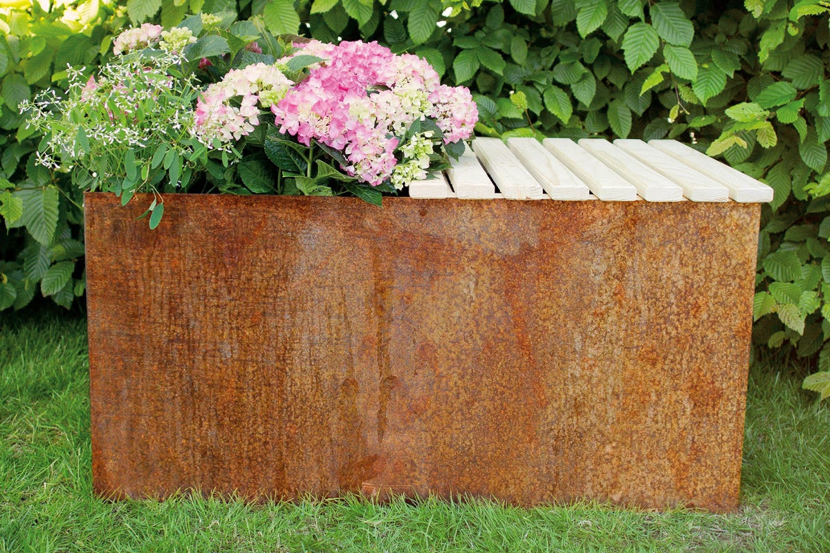 Blomlåda av metall med träöverdel och plantering
