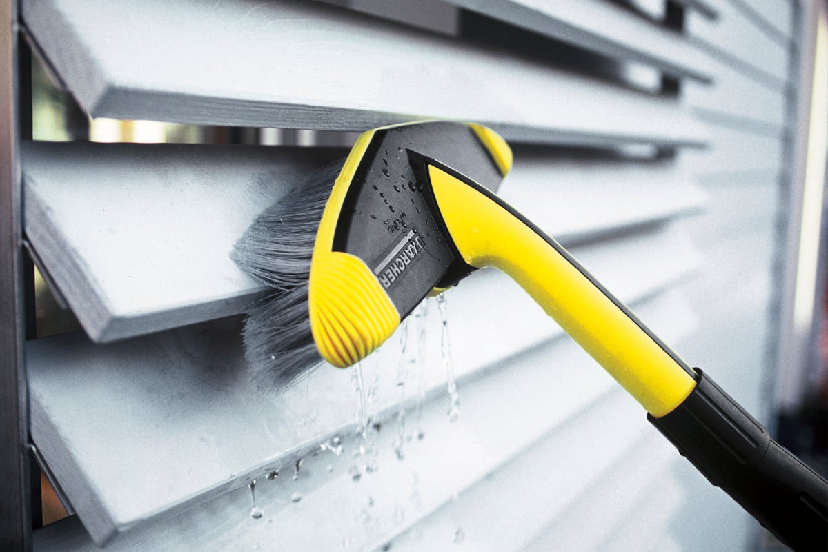 Kärcher tvättborste rengör lameller på en fasad med vatten.