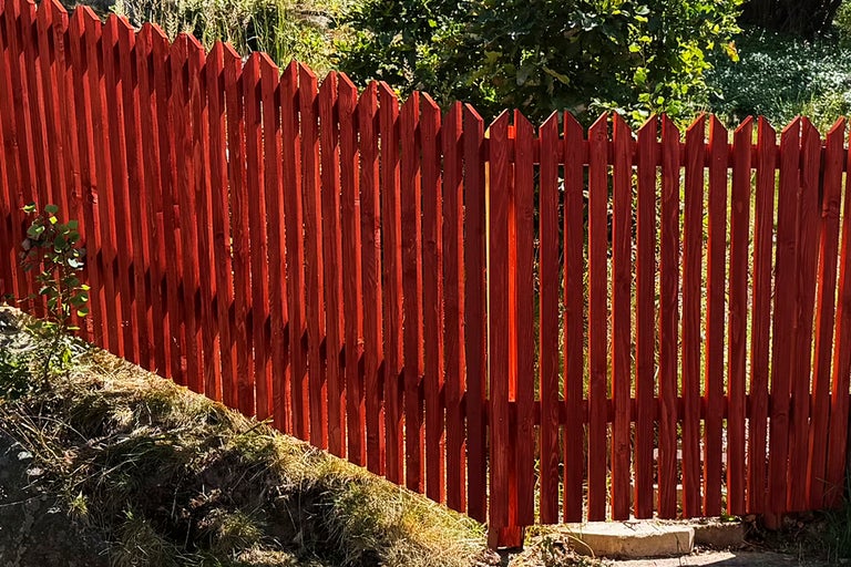 Så bygger du ett staket med stående ribbor