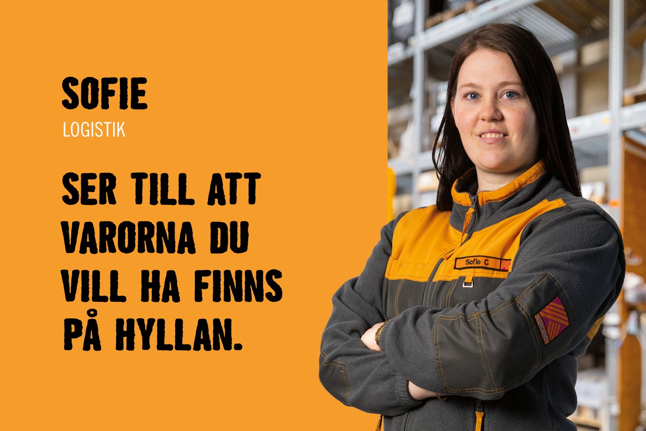 Porträtt av en Hornbach-anställd på lagret framför hyllor