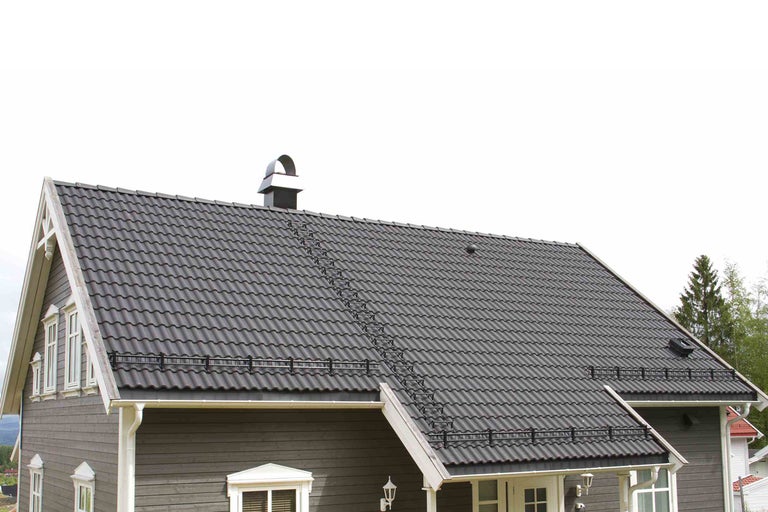 Hus med takpannor och snörasskydd
