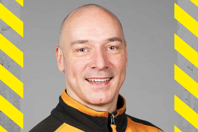 Porträtt av en man med kort hår och jacka