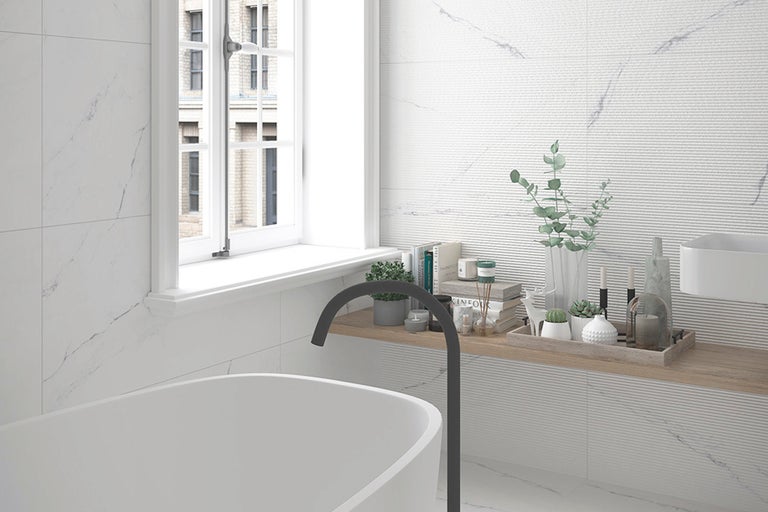 Badrum med badkar, handfat och vit marmor kakeldesign