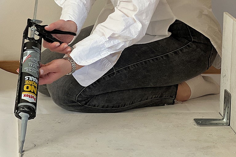 Hantverkare använder Pattex monteringslim från patron för byggnadsarbeten