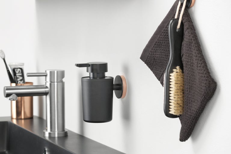 Badrum handfat område med kran, tvålpump, handduk och borste