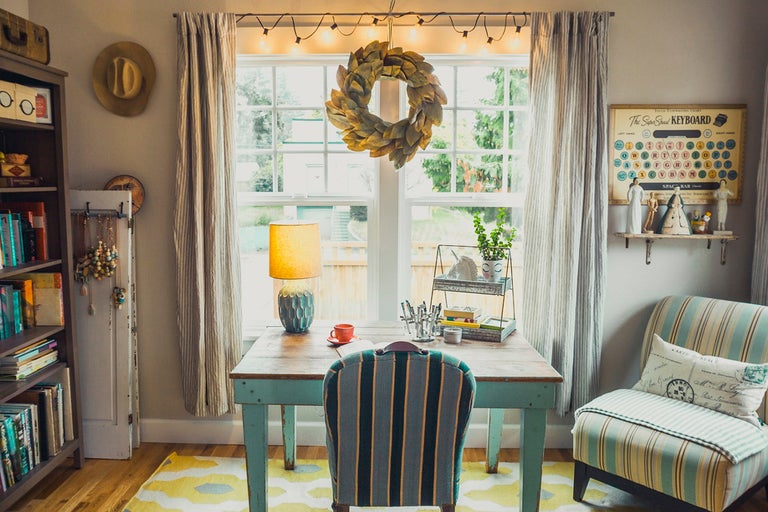 Kontorsarbetsplats med skrivbord, stol och bokhylla i ett ljust rum