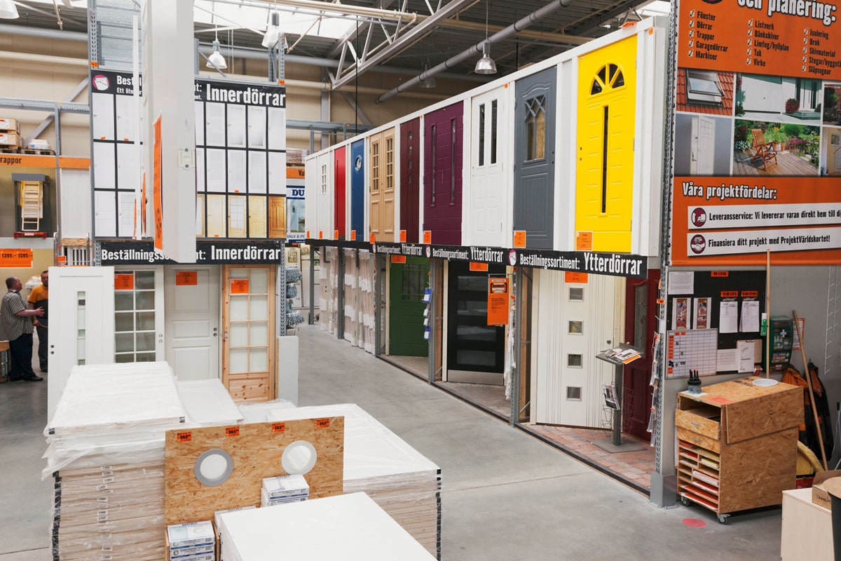 Utställning av olika inner- och ytterdörrar i en Hornbach-butik
