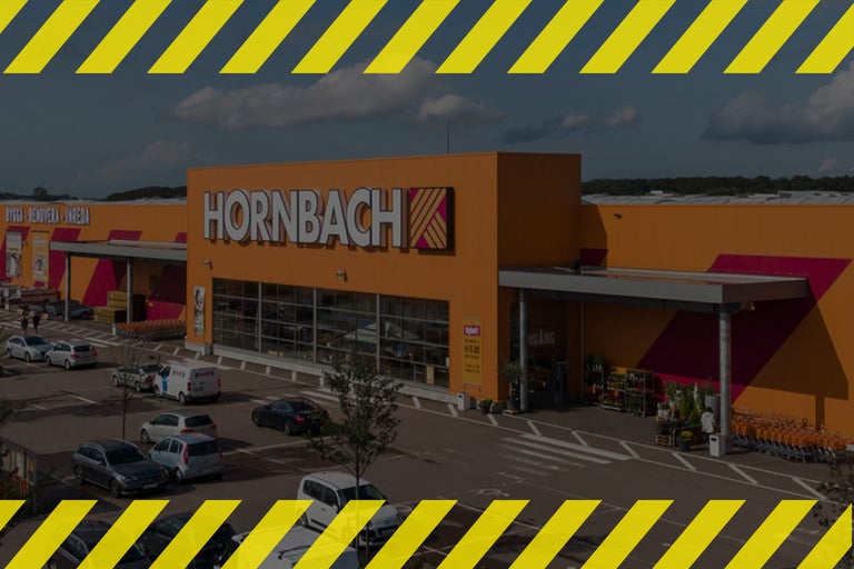 Utomhusvy av en Hornbach byggmarknad med parkering och kundvagnar