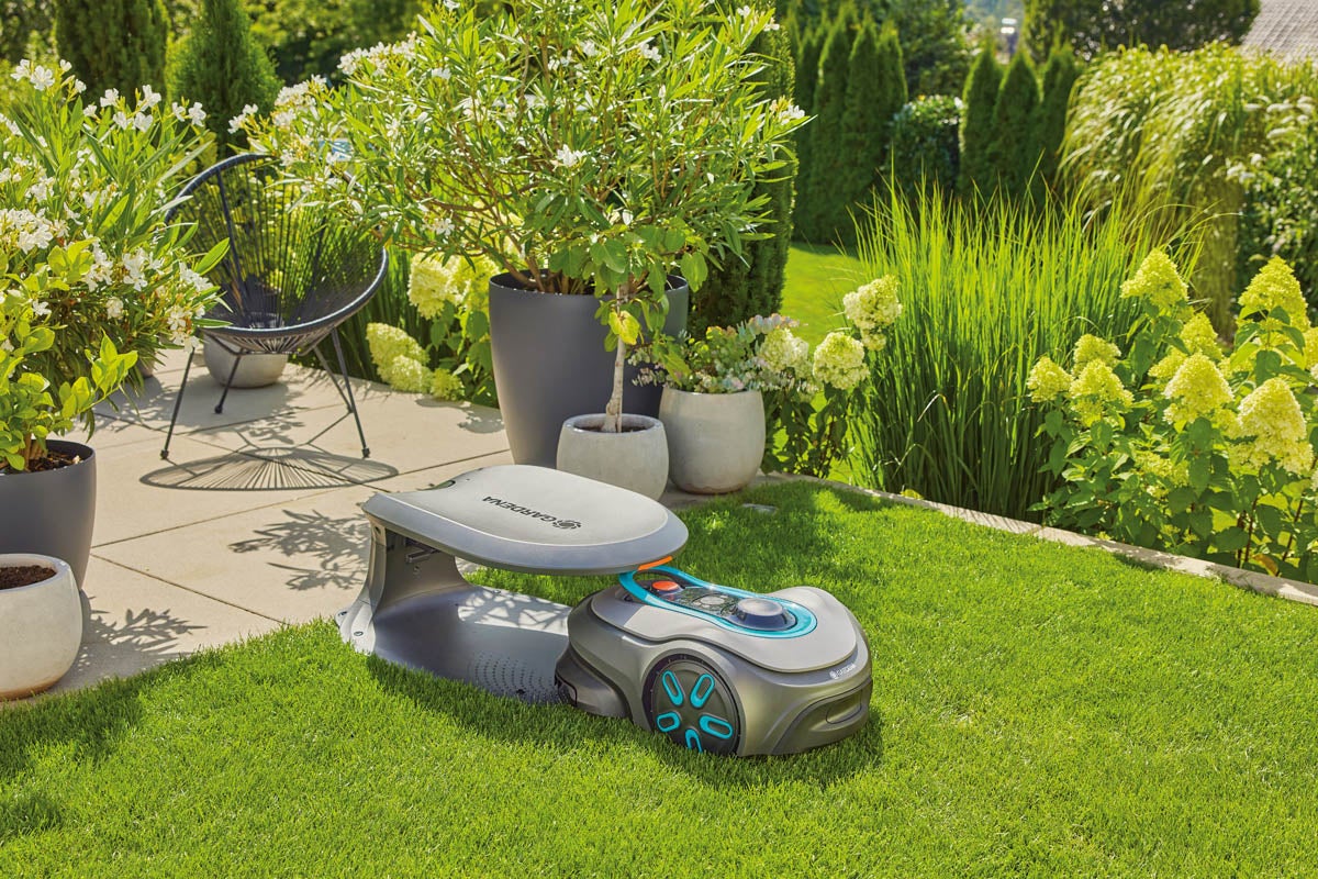 Gardena robotgräsklippare med laddstation i trädgården