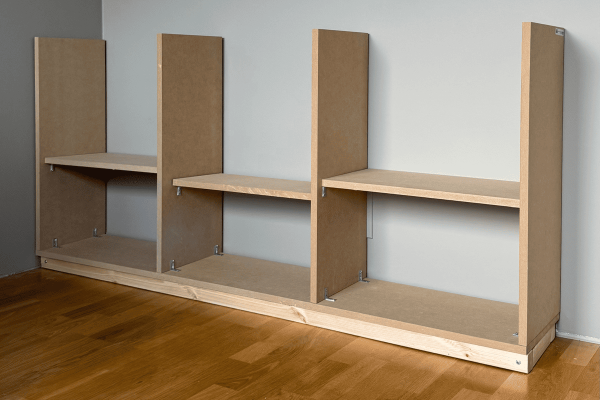 Omonterat hyllsystem i trä med flera fack för individuell design