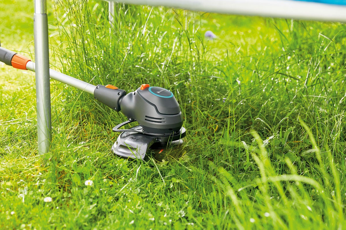Grästrimmer i bruk i högt gräs