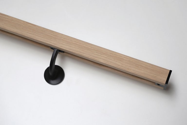 Trähandledare med metallfäste för väggmontering