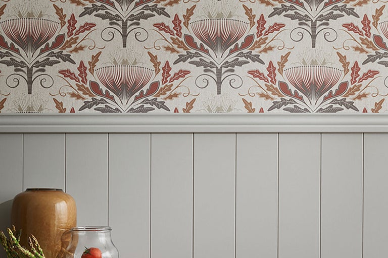 Rumsvy med mönstrad tapet och väggpaneler.