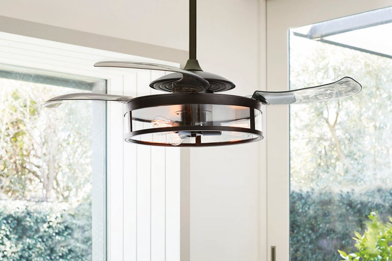 Takfläkt med belysning och transparenta rotorblad.