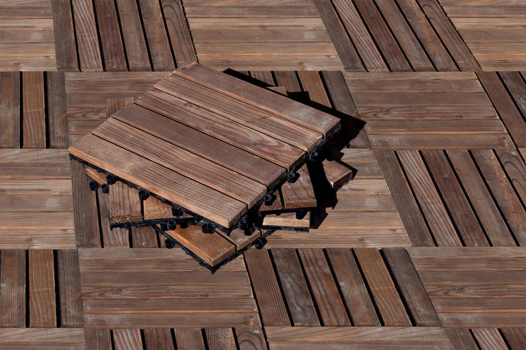 Träplattor på ett trägolv