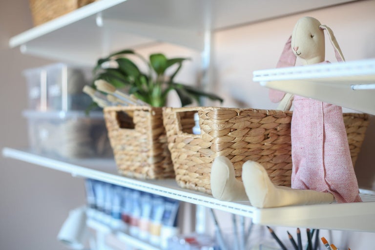 Hylla med korgar, växt, förvaringslådor och gosedjur