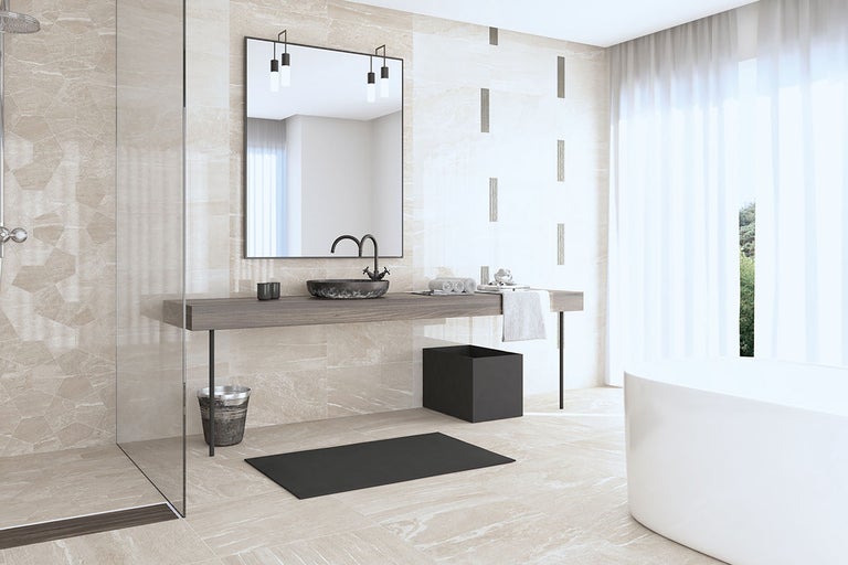 Ljust badrum med dusch, handfat, spegel och badkar