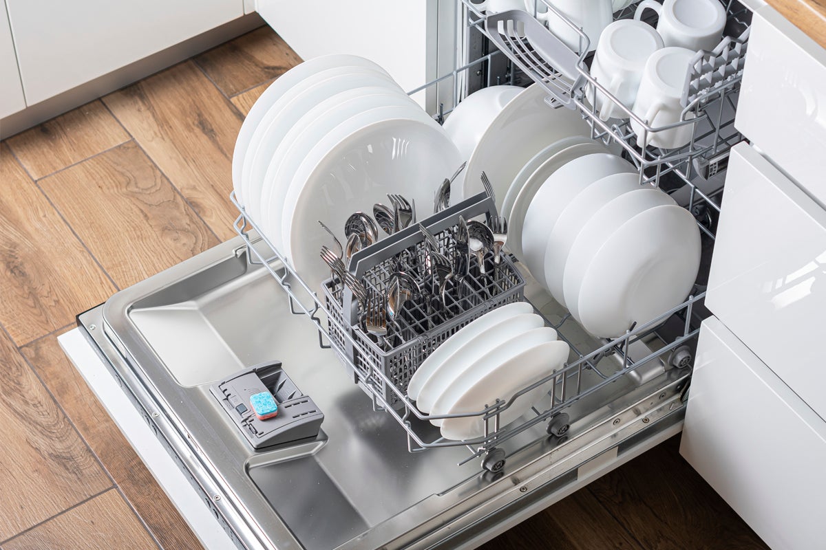Diskmaskin med ren disk och bestick