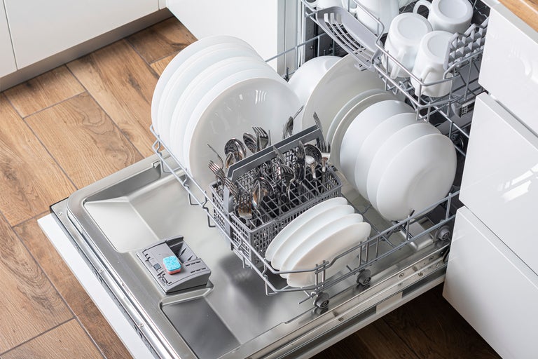 Diskmaskin med ren disk och bestick