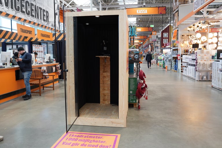 Vy i en Hornbach byggvaruhus med ett rum på en kvadratmeter som fungerar som en ljudisolerad hytt