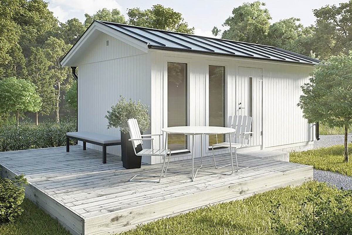 Trädgårdshus med terrass, trädgårdsmöbler och växter