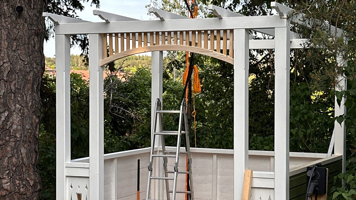 Lusthus under uppbyggnad med stege och verktyg