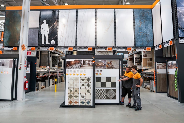 Kakelutställning på Hornbachs byggvaruhus med kunder