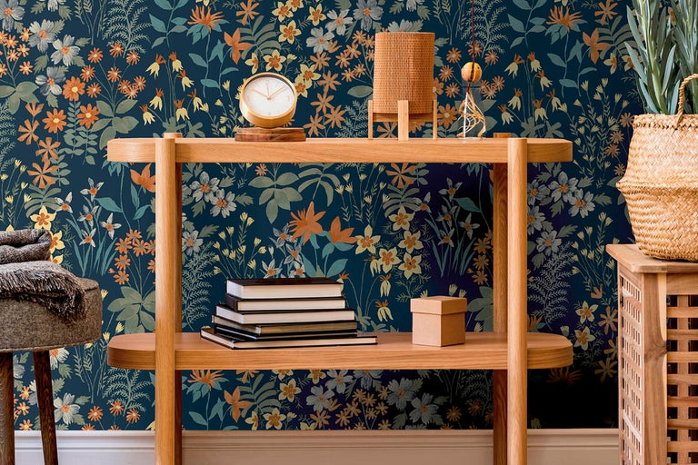 Dekorativ interiör med blommig tapet, konsolbord och tillbehör