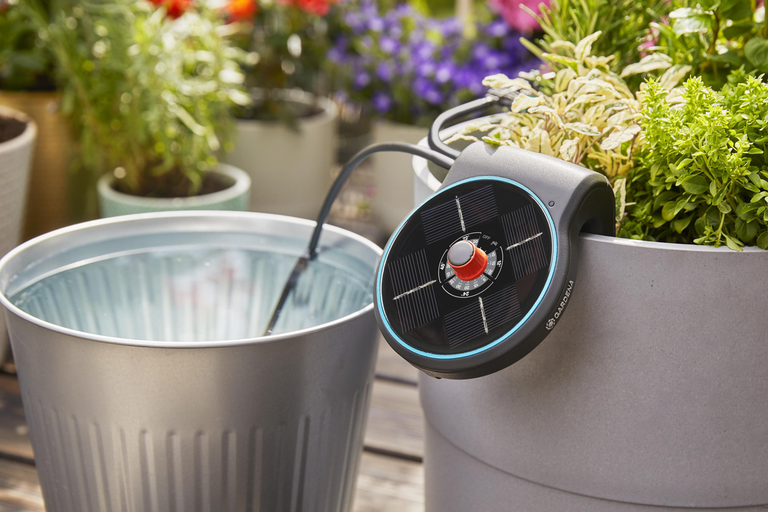 Gardena AquaBloom solcellsdriven bevattningssats för automatisk vattning av balkongväxter med vattentank och styrenhet.