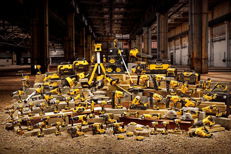 Stort urval av DeWalt elverktyg som presenteras i ett lager.